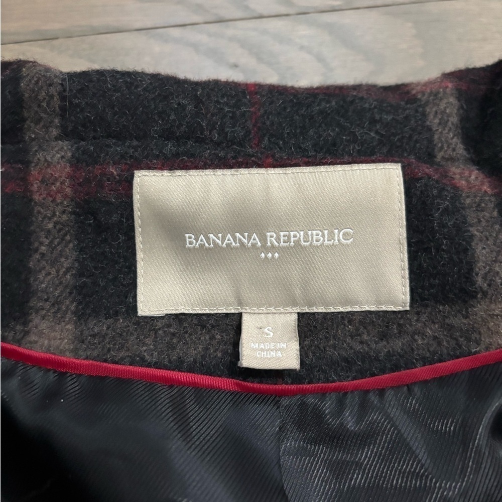 Banana Republic Women’s Wool Blend Plaid Cape Jacket. Size small. Missing belt - Picture 3 of 8
